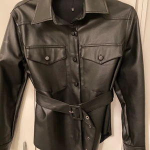 Skinn imitation skjortjacka - Säljer denna snygga vårjacka-ish då jag inte får någon användning utav den, utan den ligger bara i min garderob och väntar på användning 😥 använt den endast två gånger 💕 Passar S/XS