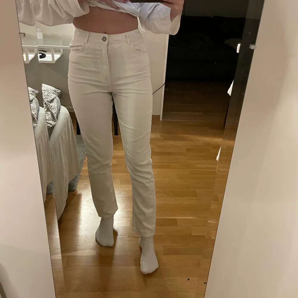 Vita Jeans relaxed fit, adjustable waist från H&M. Jeansen är inte genomskinliga! Storlek 170/ xs. Använda två gånger! . Jeans & Byxor.