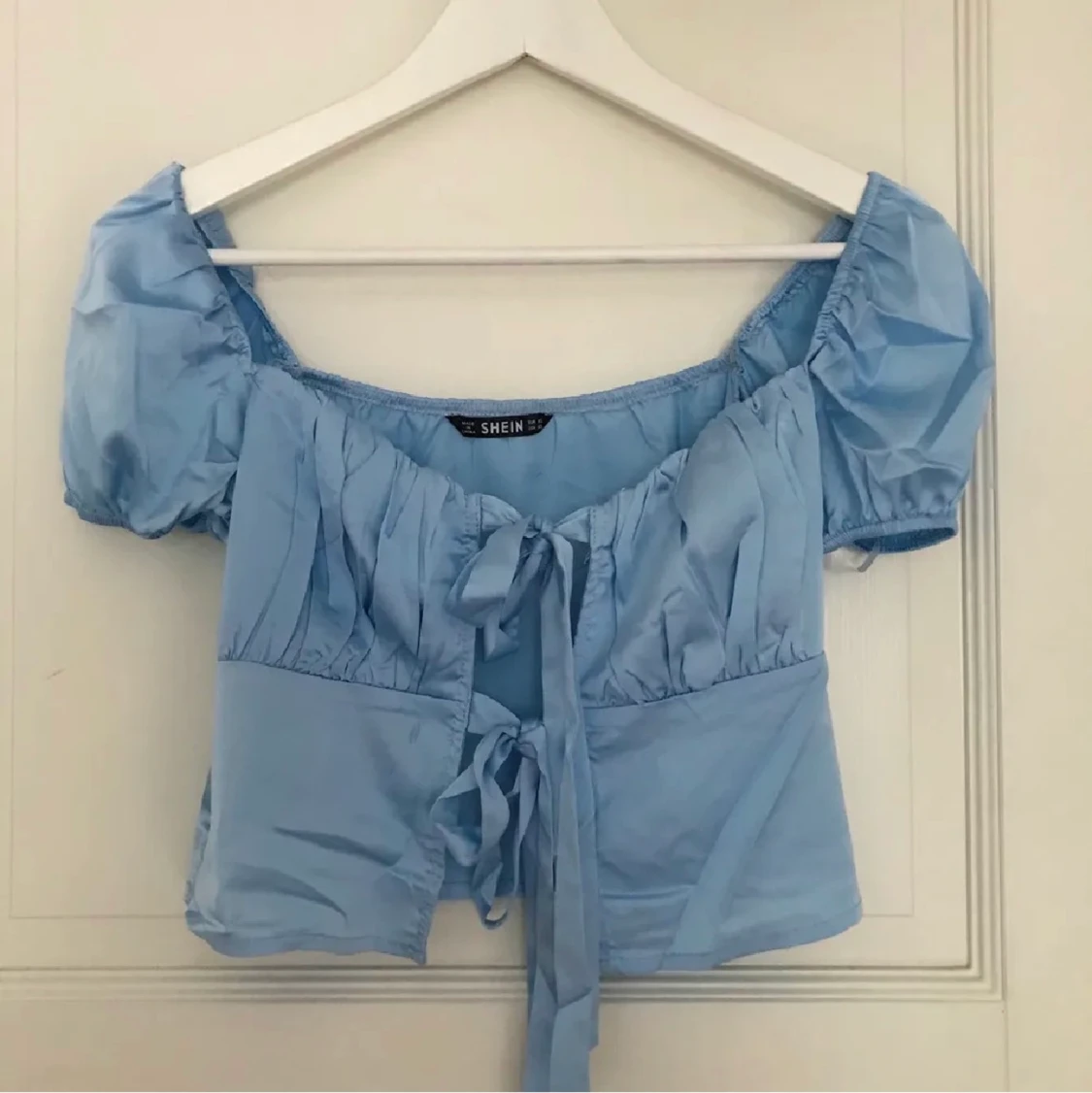 Blå satin topp  - 91