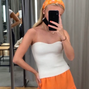 & other stories topp - Säljer min favorit topp från & other stories. Köpt i Rom i somras! Blivit lite nopprig men sånt är materialet! Köparen betalar frakten✨💖💖