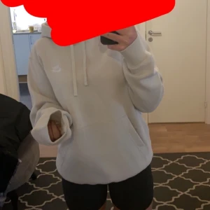 Helt ny beige,grå Nike hoddie storlek s - Helt ny beige,grå Nike hoddie i storlek s inga defekter aldrig använd prislapp sitter i. Säljer för 400 då nypris är 629 o den aldrig är använd skriv privat för mer info,bilder
