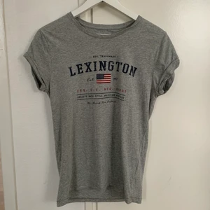 T-shirt Lexington - Superfin T-Shirt från Lexington. Säljer för 50kr + frakt. TOTALPRIS: 112kr ❤️‍🔥