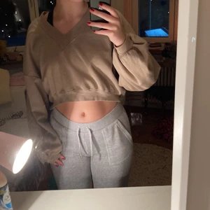 Monki tjocktröja - Säljer min snålt använda sweater jag köpte på monki:) köpte den för nåt år sedan men har knappt använt den så det är inga defekter och tröjan är som ny! Modellen är lite kortare där fram och längre där bak, sjukt fint! OBS! Köparen står för frakt❤️‍🔥( minns inte riktigt va frakten va men tror typ 59kr!)