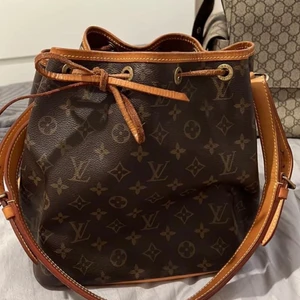 Louis Vuitton petit noe - Säljer min vintage Louis vuitton väska från 2006. Väskan har fortfarande mycket att ge. Inga tillbehör medföljer. Datecode: AR0077