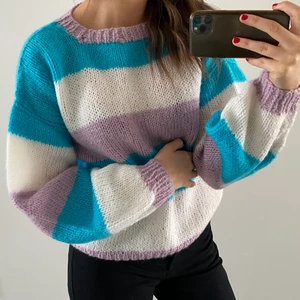 Randig stickad - Färgglad, mysig och varm stickad tröja i storlek S-M🌸 Frakt tillkommer 