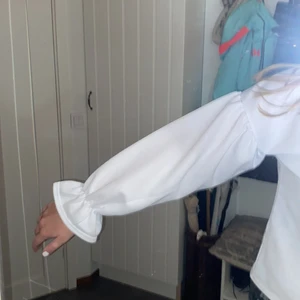 Volangtröja - Säljer denna fina tröjan från missguided då den tyvärr inte kommer till användning längre! Använd runt 4 gånger och är super skön. Även denna är lite liten i storleken så har du XS i vanliga fall passar den perfekt! Köptes för 400kr säljer för 280kr! 🤩🤩