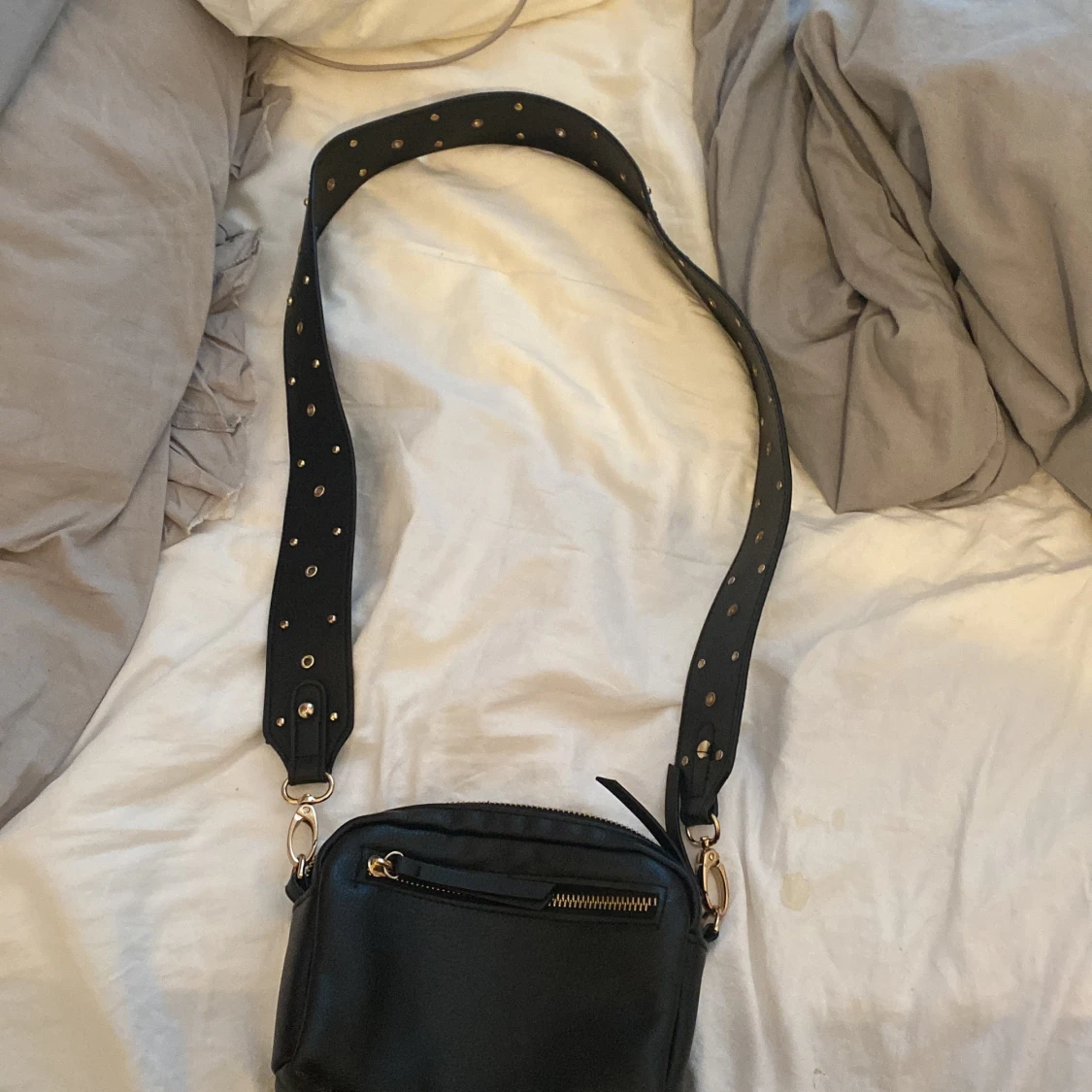 Väska med guldetaljer  - 90