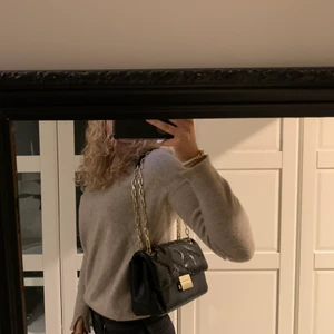 Zadig Voltaire väska - Jättefin zadigväska💜 sparsamt använd och passar till allt!🌸 kostade runt 5000 har jag för mig, dustbag medföljer💗