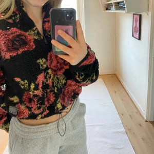 Urban Outfitter tröja - Lurvig tröja från Urban Outfitters med en högre krage och dragkedja☺️Tröjan har ett blommigt mönster och är väldigt mysig❤️