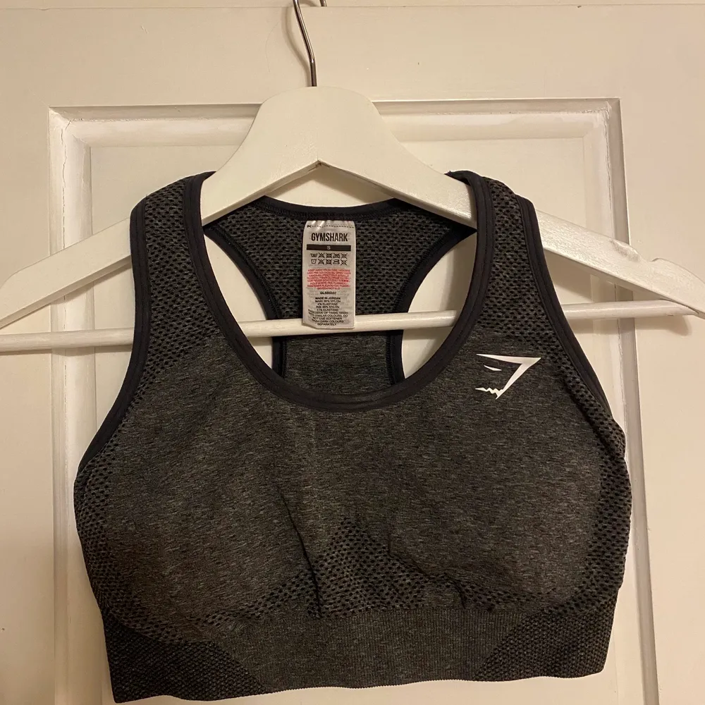 Helt oanvänd ny gymshark sport-bh i storlek Small, skulle möjligtvis passa en X-small med. Fraktkostnad tillkommer✨🥰. Övrigt.