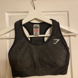 Gymshark sport-bh  - Helt oanvänd ny gymshark sport-bh i storlek Small, skulle möjligtvis passa en X-small med. Fraktkostnad tillkommer✨🥰