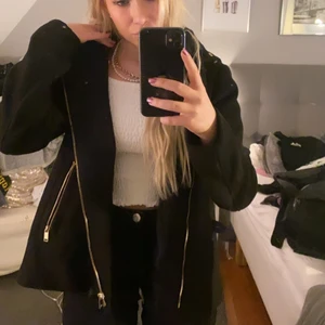 Zara kappa - Kappa som aldrig är använd från Zara. Köpt för 799 säljer för 400kr! 💓💓💓 köparen står för frakten