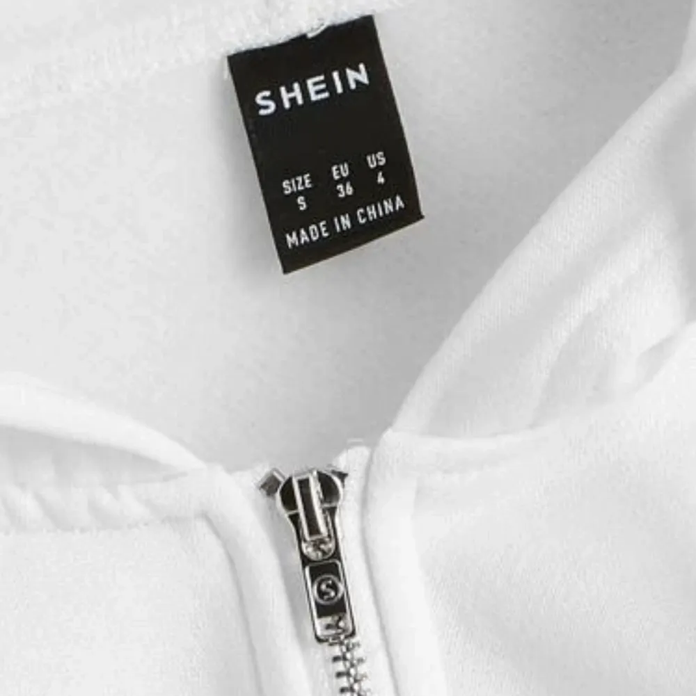 Vit kofta köpt från SHEIN för 119kr passar perfekt i storleken, aldrig använt den bara testat den❤️intresserad->skriv privat(ni står för frakten). Tröjor & Koftor.