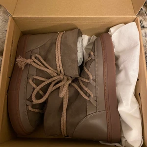 INUIKII  - Säljer dessa superfina (helt oanvända) skorna ifrån inuikii🤎 Fick dem i julklapp av min mormor men tyvärr är dem en storlek för små och mormor hittar inte kvittot. Somsagt helt oanvända och köptes för 2599kr i storlek 39! Hör av er vid funderingar eller intresse (Priset går att diskutera!!) 💗