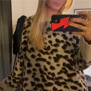 Mönstrad tröja från Hm - Superfin tröja med djur mönster