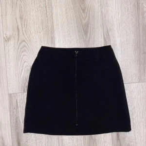 Kjol - Svart kjol från h&m! Dragkedja framme med ett hjärta och fickor.