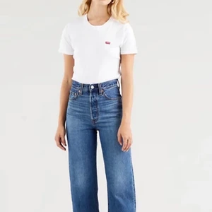 Levis jeans  - Levis Ribcage high straight leg i tre olika färger. Alla är i storlek 24/25 27/29. Säljer då jag blivit mycket längre sen jag köpte dem. Skulle säga att de passar en 165 cm. 