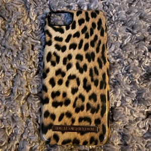 Mobilskal till iphone 7/8  - Säljer mitt mobilskal i leopardmönster från Ideal Of Sweden. Säljs eftersom jag skaffat större mobil. Funkar till iphone 7 och iphone 8. Knappt använd, i bra skick 💕