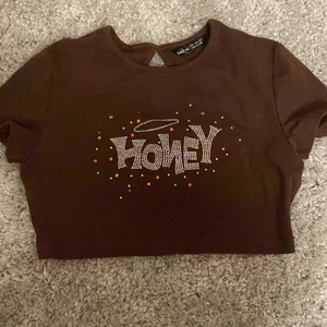 T-shirt  - En t-shirt från SHEIN bara andvänd en gång! I gott skick, säljer pga att den var för liten. jag står inte för frakt