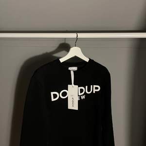 Dondup tröja säljes, helt ny köpt för 1999 kr. Säljes för ett otroligt lågt pris pga sparande till resa. Kan även fraktas