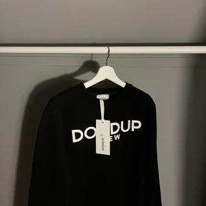 Dondup tröja  - Dondup tröja säljes, helt ny köpt för 1999 kr. Säljes för ett otroligt lågt pris pga sparande till resa. Kan även fraktas