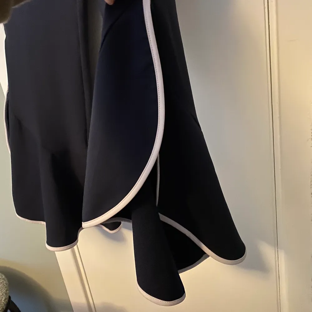 Zara mörkblåa byxor med hög midja och volang i kontrast. Material är jättebra kvalitet. Använd en gång och ser ut som nya. Storlek M. . Jeans & Byxor.