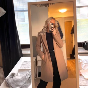 Beige kappa med knytning - Säljer min beiga vår/höstkappa då jag har för många kappor och behöver rensa🥰 köpt för 699kr, säljer för 280+frakt. Väldigt knappt använd, kanske 2-3 ggr så i väldigt fint skick. Köparen står för frakt📦