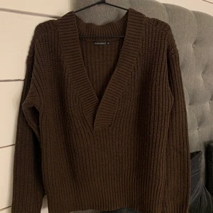 Stickad tröja - Säljer denna mysiga oversized tröjan som är köpt i vintras. Tröjan är från ett märke som heter Rut&circle och är i en mörk brun färg🤎 säljer då den är för stor för mig men annars super gosig! Pris: 200kr+frakt storlek XS