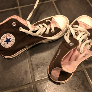 Converse  - Säljer mina älskade brun/rosa converse som är i en underbar färg!! Köpte de secondhand och då var de oanvända, jag har använt de en gång pga för små :((( 