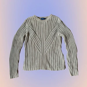 Stickar beige topp - Stickad beige topp i storlek. Lite i storleken. Passar en XS