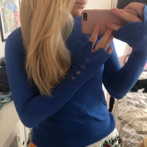 Zara tröja - ( Lånad Bild) säljer denna super fina tröja ifrån zara, säljer då jag tyvärr inte får användning av denna💕