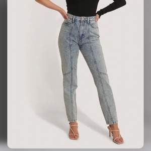 Jeans i storlek s, säljer för att de är för stora för mig, endast använd 1 gång. Ljusblå jeans med både fram och bakfickor😊 köparen står för frakt.