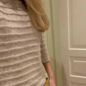 COS tröja - Jättefin tröja från COS. Väldigt varm och skön. Passar till allt!! Använd ett fåtal gånger så i väldigt bra skick💗