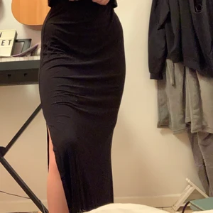 Svart lång kjol - En svart, lång, mjuk kjol med två slitsar vilket jag uppskattar då det syns i varje steg! Trotts att det är ett mjukt och ”tätt” material så är det lätt och luftigt men kläder syns inte igenom. Tar emot alla frågor och pris kan alltid diskuteras! Tror det är från Kappahl men kan vara Lindex haha