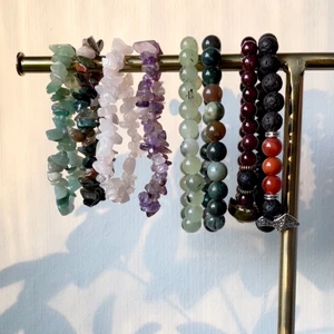 Kristallarmband - Armband i naturliga kristaller rosenkvarts, amatist, adventurin, karneol, blodsten, lavasten, jade, och Moss agat! Priser varierar från 70-85kr INK frakt!🤍💫 Skriv för pris och mer detaljer, dessutom om du vill beställa i någon annan kristall💫