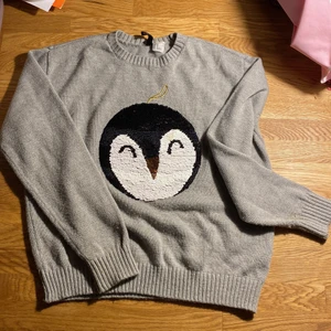 En pingvin 🐧 tröja - En grå tröja i bra skick.