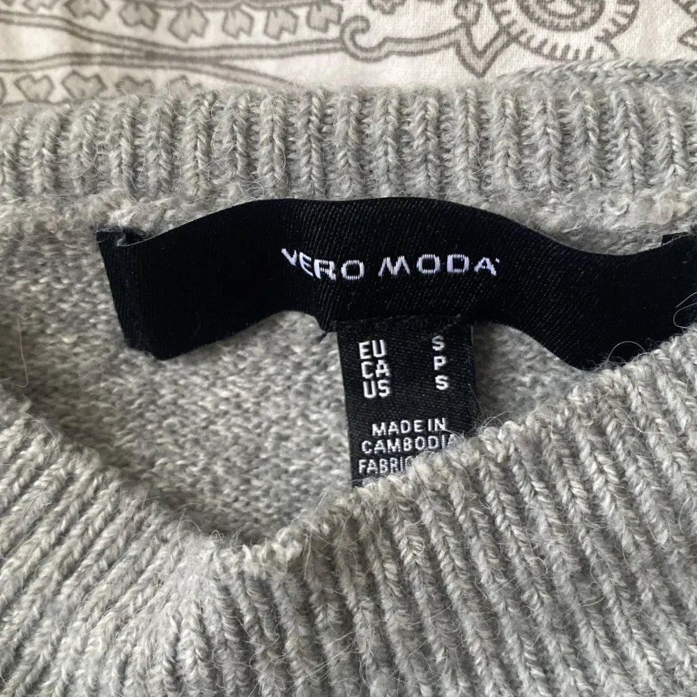 Super fin grå tröja från vero Moda, har inte använda så mycket så säljer. Den är i storlek S men funkar även för XS💕. Tröjor & Koftor.