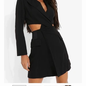 Blazer klänning - Använd 1 gång under en kväll, storlek S sitter så snyggt på kroppen