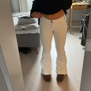 Columbia skidbyxor - Jättefina skidbyxor från Columbia som inte används. Äkt med dem i 4 dagar men kommer tyvärr inte till användning;( De är väldigt varma och lätta att dra över pjäxorna! Ny pris ca 1000kr , pris kan diskuteras vid snabb affär!!💕