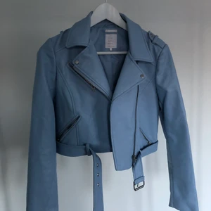 Blå skinnjacka  - Blå skinnjacka från Zara, mindre fläck på baksidan av armen