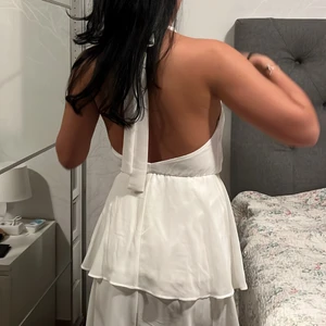 Klänning från ginatricot - Oanvänd och slutsåld på ginas hemsida. Mycket bra skick, storlek 32 men pasdar 34/36 då den är pösig. Perfekt till studenten!!