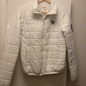 Vit linerjacka - Märket är People denim. Har varit använd men är i bra skick.