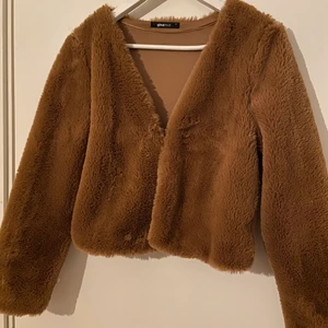 Gina lurvig kofta - Brun lurvig kofta från Gina, S men passar Xs