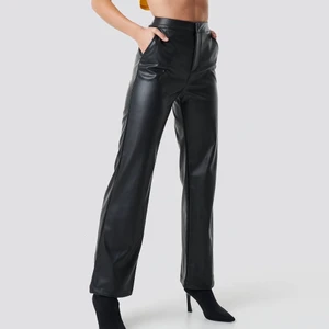 Faux leatherpants - Säljer ett par ”skinn”byxor från NAKD x Anna nooshin, slut på hemsidan. I storlek 36, men kan även passa en 38! Jag är 38/40 säljes pga blivit lite för korta på mig, är 174cm, dock är längden på byxorna en smaksak. Frakten räknas på mer när de finns intresse.