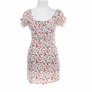 Blommig klänning  - Köpte från Sellpy, men den passade inte mig. Jag är vanligtvis S/M med lite större höfter. Denna var en S och va jätte liten för mig. Lite synd dock för annars är den jätte gullig!!