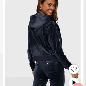 Juciy couture  - Säljer helt ny juciy couture kofta i ”night sky” färgen,aldrig använd.Säljer då jag inte får någon användning av den.Hör av dig vid intresse.Köpte för 1200kr och säljer för 800kr,vid flera intressen så startar jag budgivning!