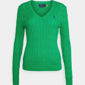 V-ringad tröja - Jätte fin Ralph Lauren tröja som jag köpte förra året under höstlovet. Jag säljer den nu eftersom att jag nästan aldrig använt den, därför är den så gott som ny. Nypriset är 1495kr! Priset går att diskuteras!💝😻