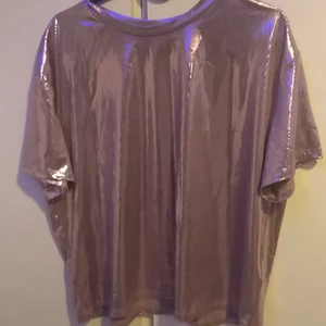 Glittrig t-shirt - Alright använd så tröjan är i helt nyskick. Ger lite Euphoria vibes😍