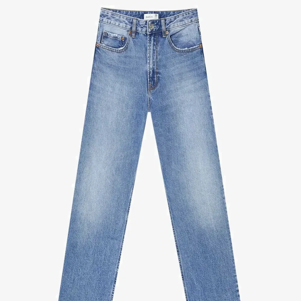 Skit snygga jeans med en fin slits från zalando i storlek 38 passar dessutom långa men går att klippa av säljer för 400kr💕💕 skriv vid frågor . Jeans & Byxor.