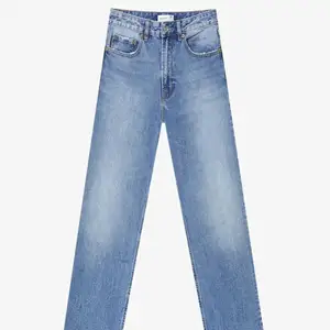 Skit snygga jeans med en fin slits från zalando i storlek 38 passar dessutom långa men går att klippa av säljer för 400kr💕💕 skriv vid frågor 
